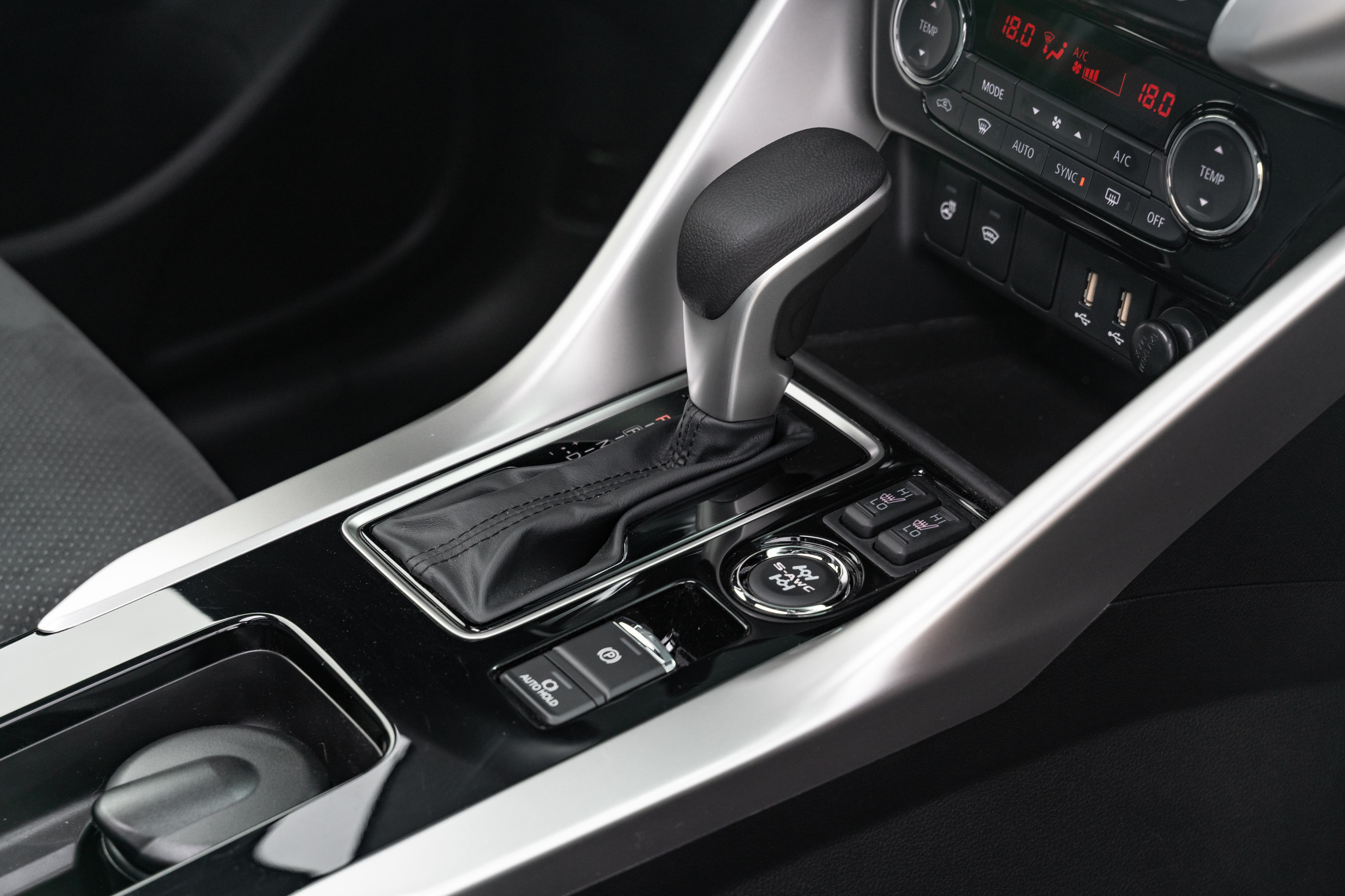 Митсубиси еклипс крос 2019. Toyota camry xv55 салон. 5 cvt, 2022. Эклипс кросс вариатор. Камри 55.